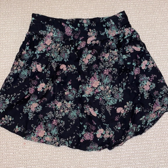 Urban Outfitters Black Floral Mini Skirt - Picture 1 of 4